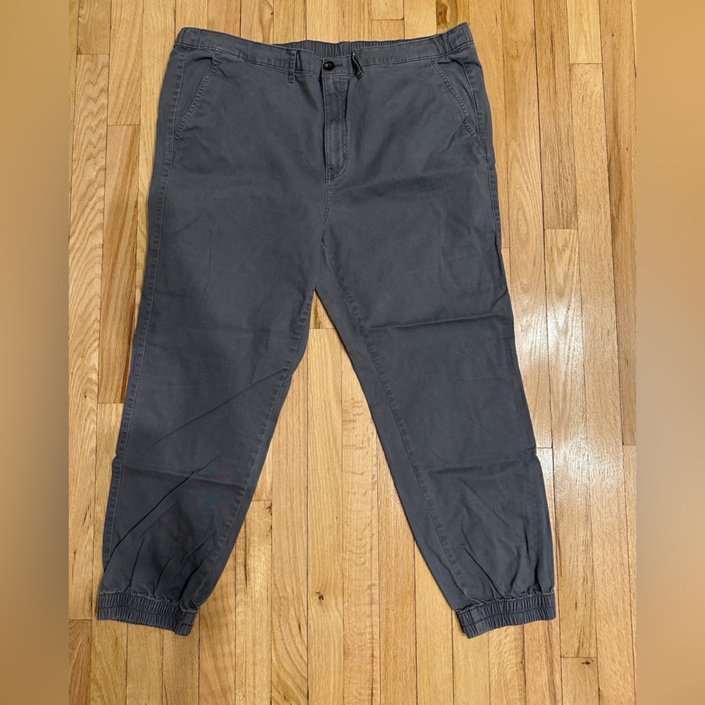 Men’s gray pants